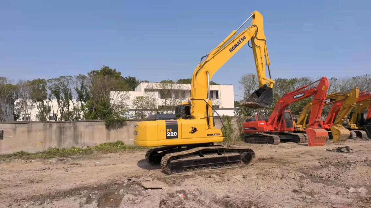 KOMATSU PC220-7 - Ekskavator me zinxhirë: foto 4 KOMATSU PC220-7 - Ekskavator me zinxhirë: foto 4