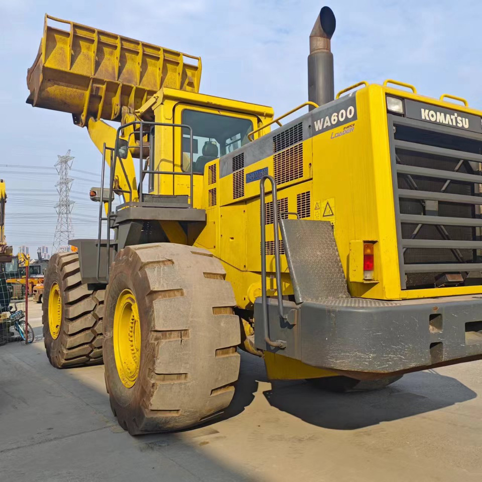 KOMATSU WA600-3 - Fadrom me goma: foto 1 KOMATSU WA600-3 - Fadrom me goma: foto 1