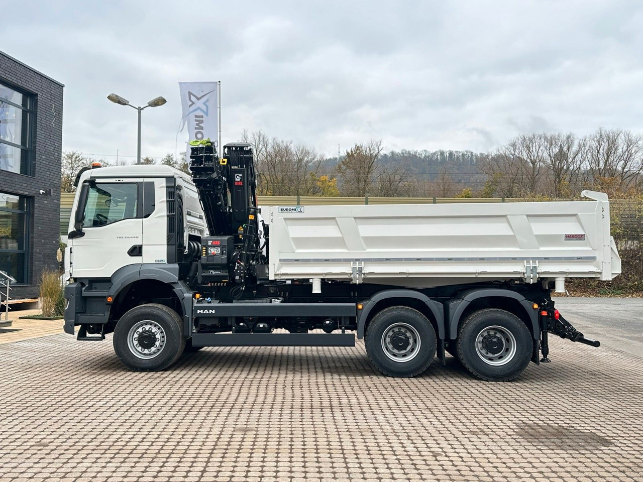 MAN TGS 33.440 6x6 /3-Seiten- Kipper / Kran HIAB 302 - Kamion vetëshkarkues, Kamion me vinç: foto 3 MAN TGS 33.440 6x6 /3-Seiten- Kipper / Kran HIAB 302 - Kamion vetëshkarkues, Kamion me vinç: foto 3