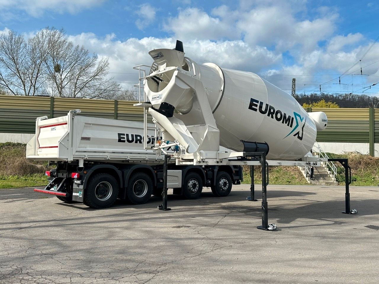 Volvo FMX 460 8x4 / WECHSELSYSTEM KIPPER+MISCHER Volvo FMX 460 8x4 / WECHSELSYSTEM KIPPER+MISCHER - Kamion vetëshkarkues: foto 4 Volvo FMX 460 8x4 / WECHSELSYSTEM KIPPER+MISCHER Volvo FMX 460 8x4 / WECHSELSYSTEM KIPPER+MISCHER - Kamion vetëshkarkues: foto 4