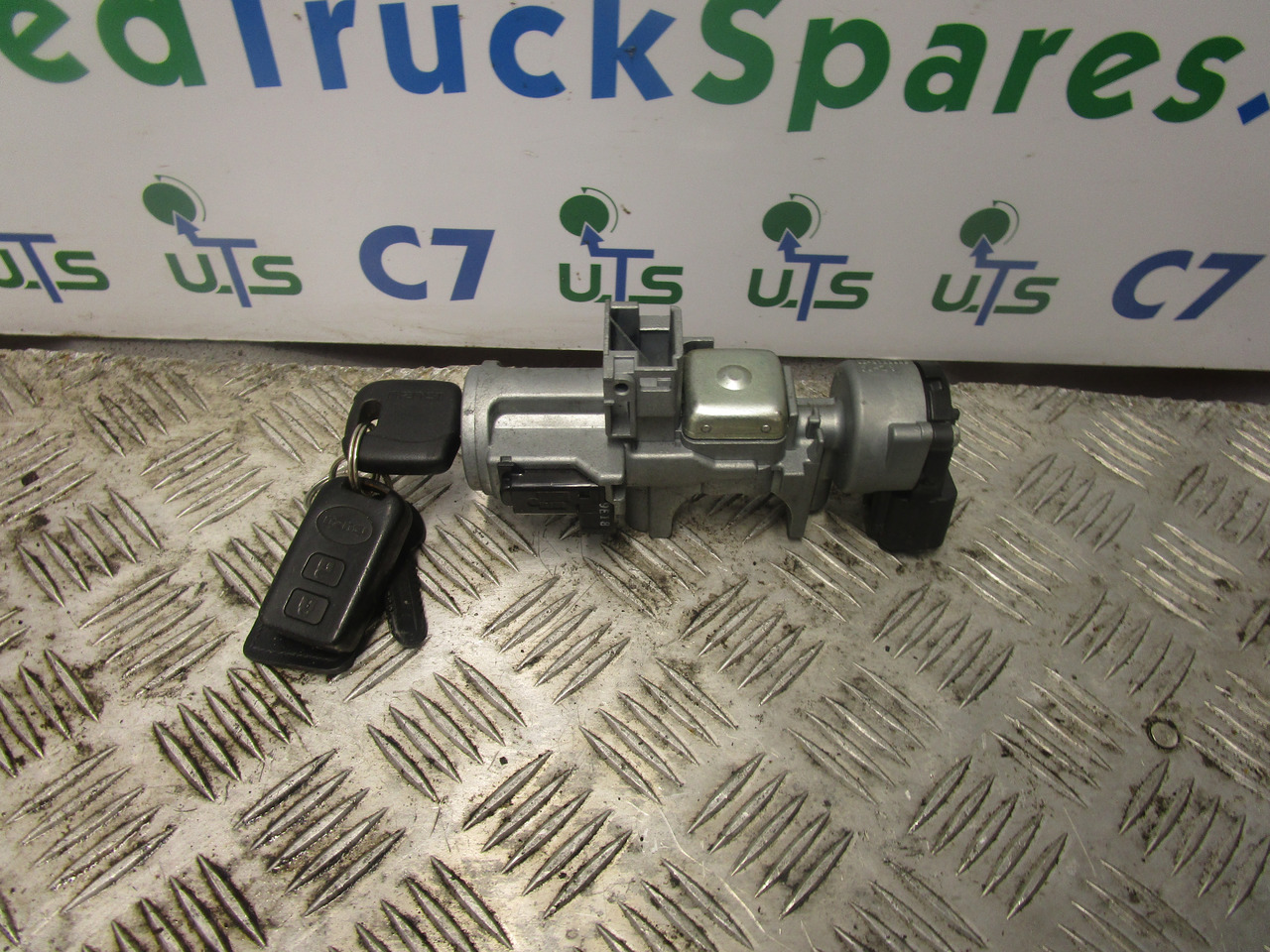 ISUZU N75 4HK1 IGNITION LOCK & KEY & TRANSPORTER - Kabina dhe interier për Kamioni: foto 1 ISUZU N75 4HK1 IGNITION LOCK & KEY & TRANSPORTER - Kabina dhe interier për Kamioni: foto 1