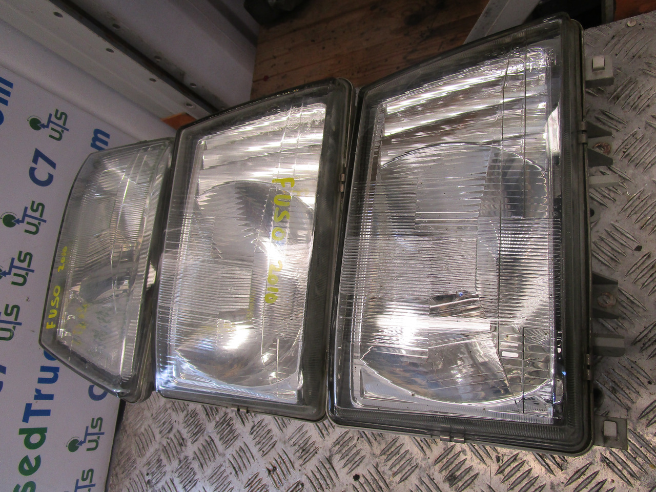 MITSUBISHI FUSO HEADLIGHT - Kabina dhe interier për Kamioni: foto 1 MITSUBISHI FUSO HEADLIGHT - Kabina dhe interier për Kamioni: foto 1