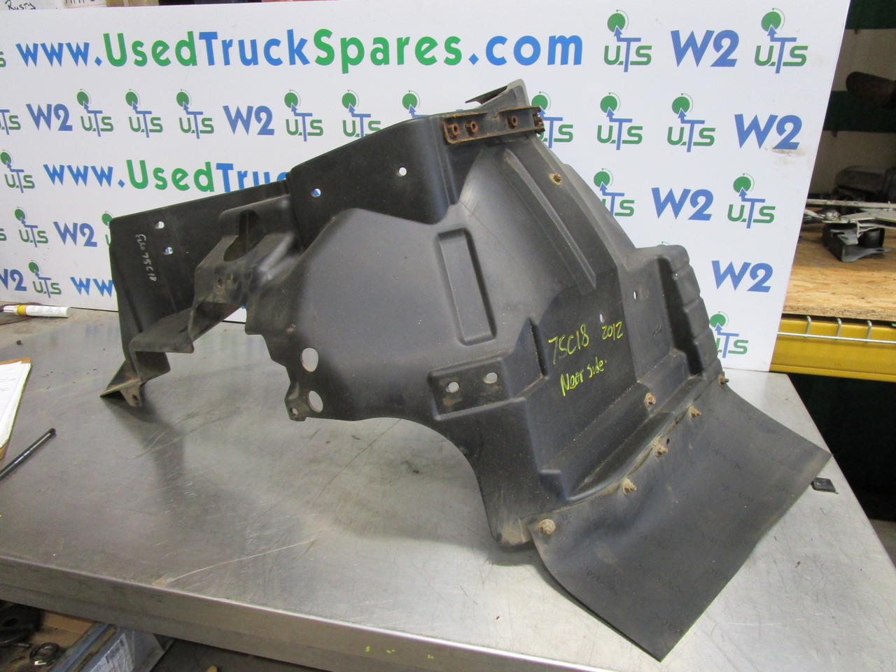 MITSUBISHI FUSO INNER MUDGUARD PASSENGER SIDE - Kabina dhe interier për Kamioni: foto 1 MITSUBISHI FUSO INNER MUDGUARD PASSENGER SIDE - Kabina dhe interier për Kamioni: foto 1