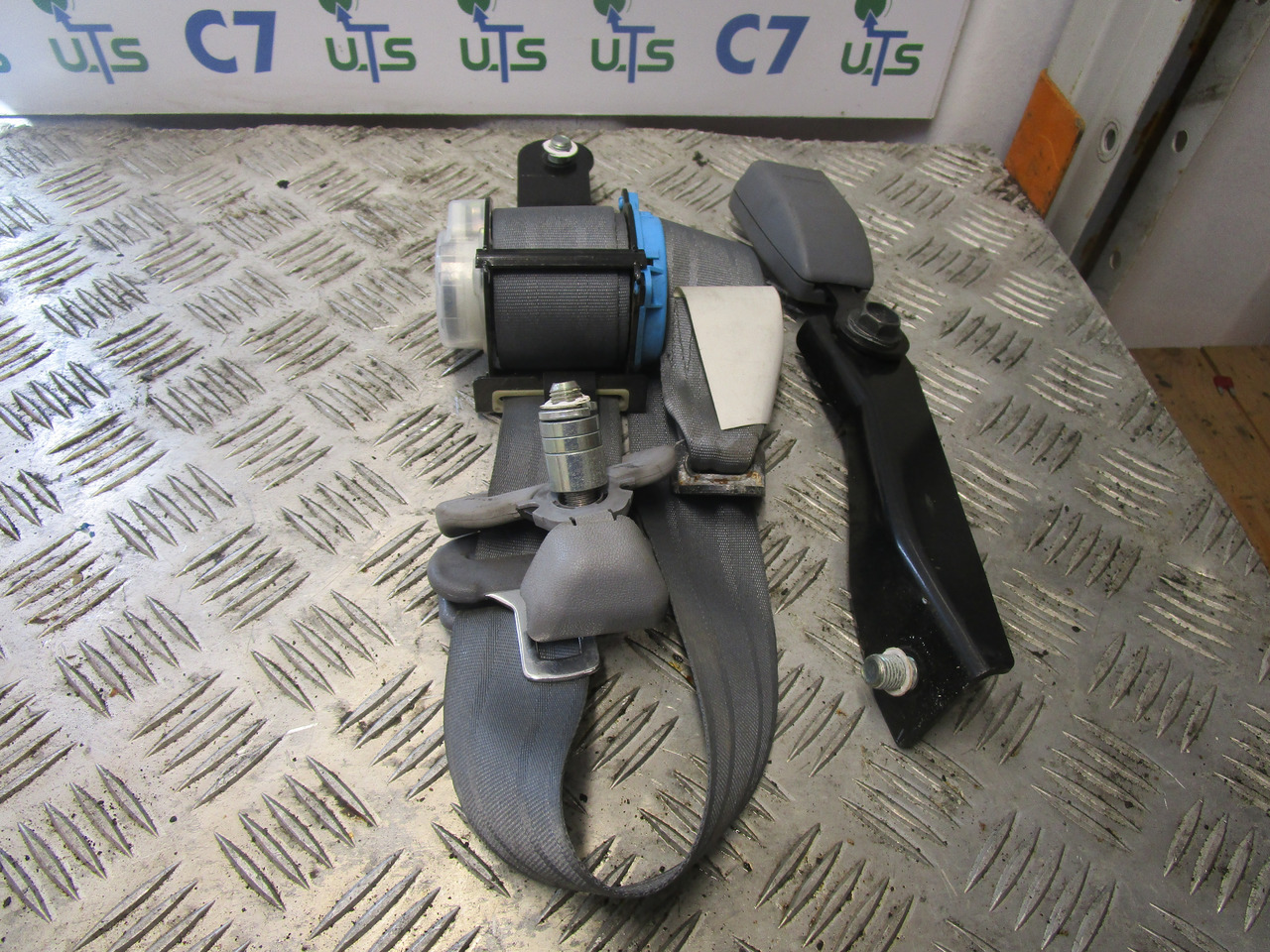 MITSUBISHI FUSO PASSENGER SIDE SEATBELT - Kabina dhe interier për Kamioni: foto 1 MITSUBISHI FUSO PASSENGER SIDE SEATBELT - Kabina dhe interier për Kamioni: foto 1