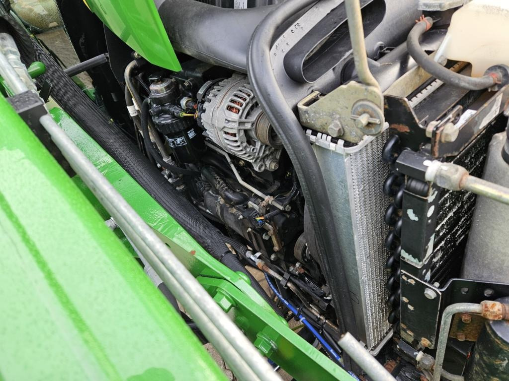 John Deere 4720 - Traktor komunal: foto 3 John Deere 4720 - Traktor komunal: foto 3