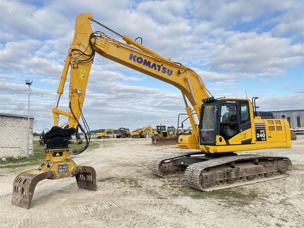Komatsu PC 240 LC-11 - Ekskavator me zinxhirë: foto 1 Komatsu PC 240 LC-11 - Ekskavator me zinxhirë: foto 1