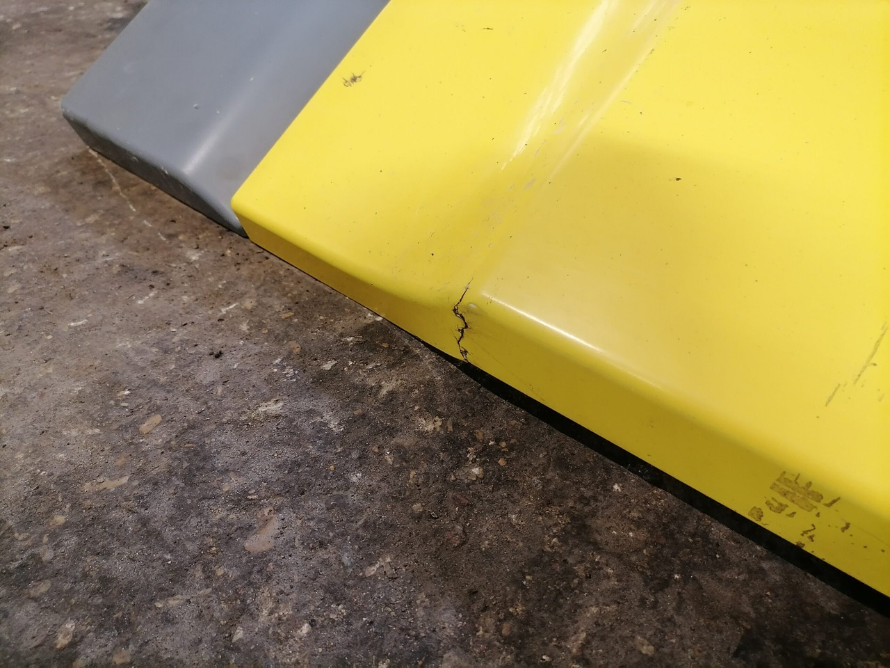 DAF DAF kabiini tuulesuunaja, vasak külg 1740449 - Aerodinamikë/ Kuadër i drejtimit të tërthortë për Kamioni: foto 2 DAF DAF kabiini tuulesuunaja, vasak külg 1740449 - Aerodinamikë/ Kuadër i drejtimit të tërthortë për Kamioni: foto 2