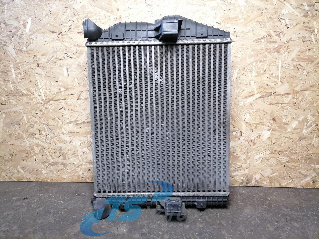 MB Intercooler radiator A9705000604 - Ftohësi i ndërmjetëm për Kamioni: foto 2 MB Intercooler radiator A9705000604 - Ftohësi i ndërmjetëm për Kamioni: foto 2