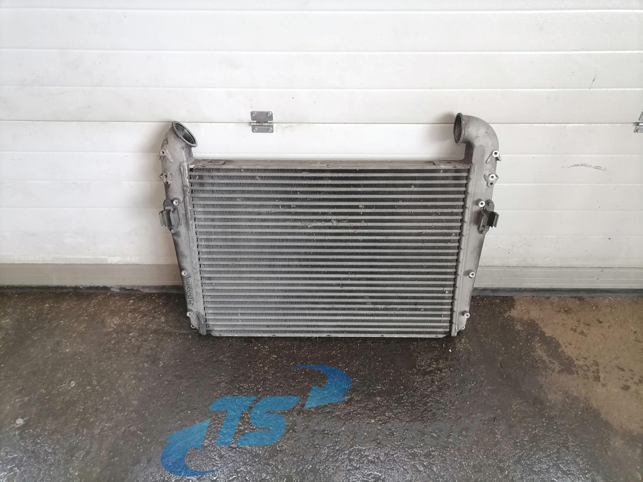 Scania Intercooler radiator 1400937 - Ftohësi i ndërmjetëm për Kamioni: foto 1 Scania Intercooler radiator 1400937 - Ftohësi i ndërmjetëm për Kamioni: foto 1