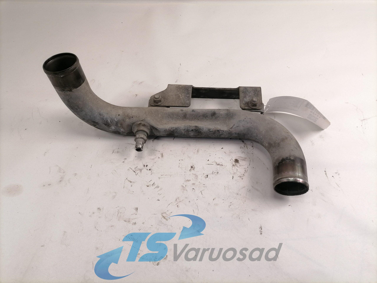 Scania Jahutusvedeliku toru, retarder 1824446 - Sistemi i ftohjes për Kamioni: foto 1 Scania Jahutusvedeliku toru, retarder 1824446 - Sistemi i ftohjes për Kamioni: foto 1