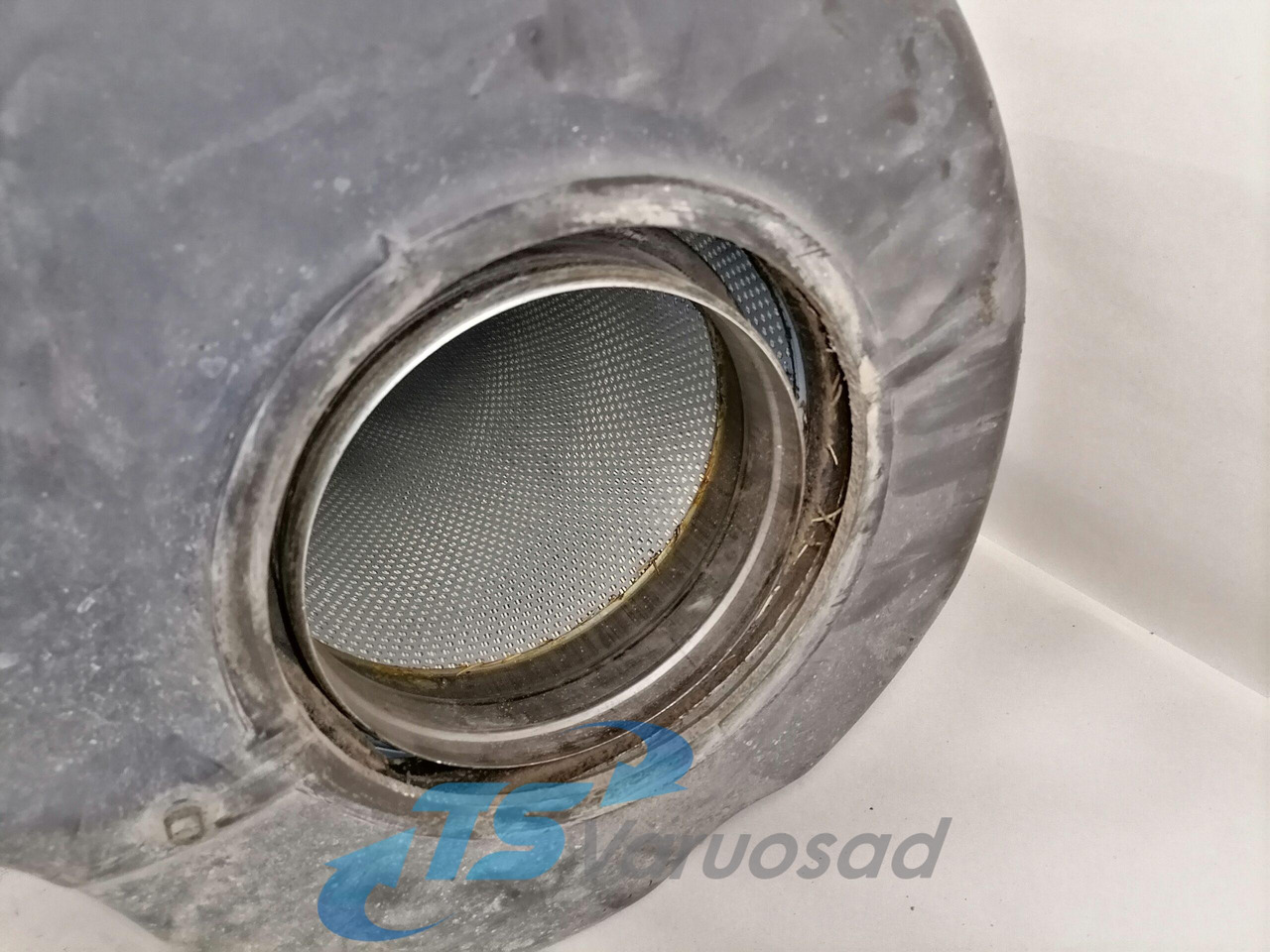 Volvo Air filter housing 3979505 - Sistemi i marrjes së ajrit për Kamioni: foto 4 Volvo Air filter housing 3979505 - Sistemi i marrjes së ajrit për Kamioni: foto 4