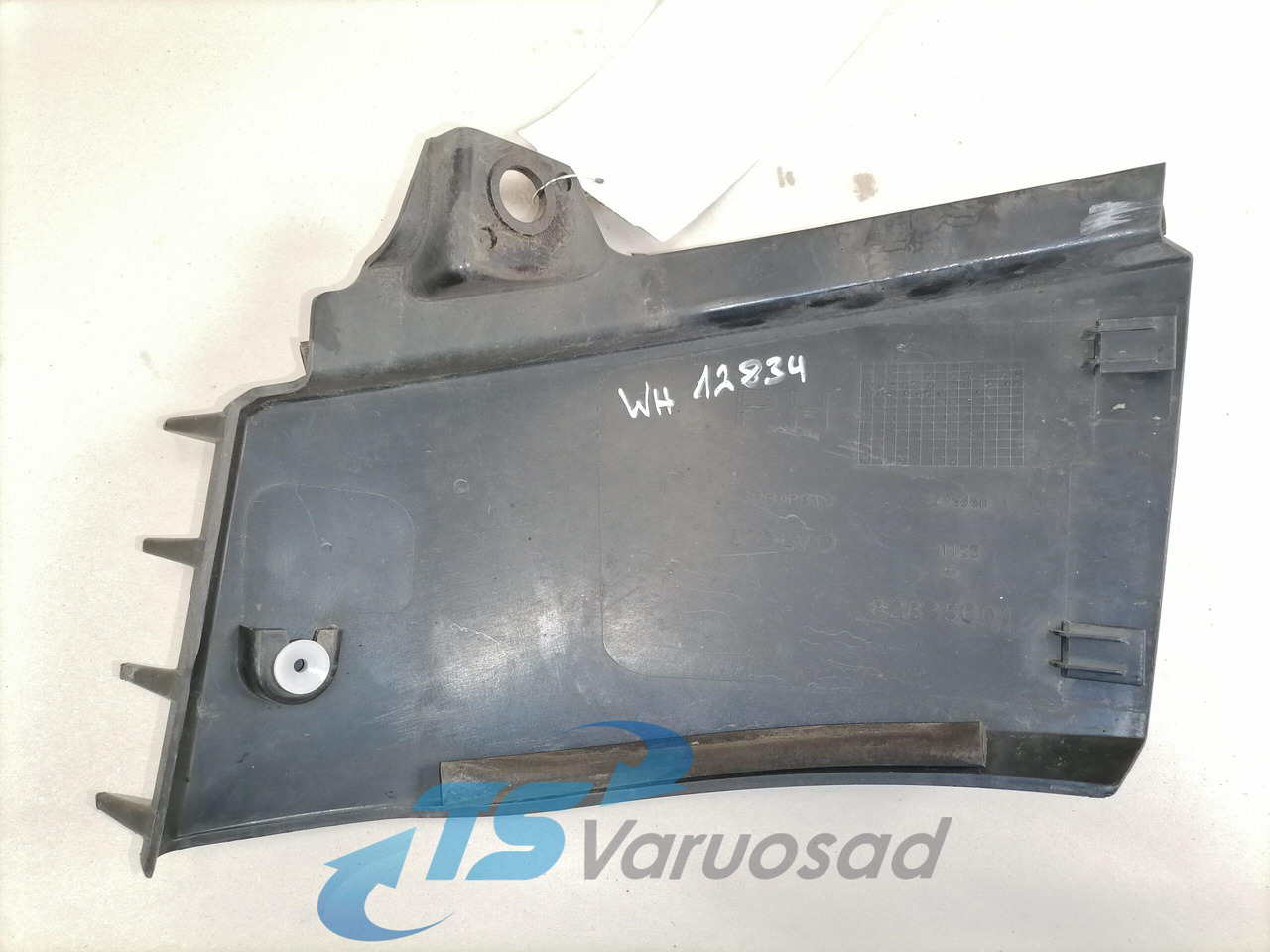 Volvo Plastikdetail 82835601 - Aerodinamikë/ Kuadër i drejtimit të tërthortë për Kamioni: foto 2 Volvo Plastikdetail 82835601 - Aerodinamikë/ Kuadër i drejtimit të tërthortë për Kamioni: foto 2