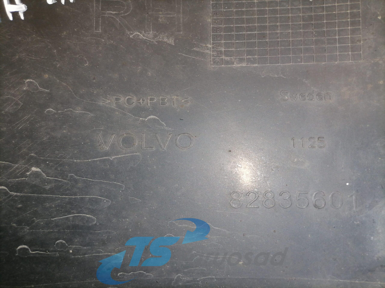 Volvo Plastikdetail 82835601 - Aerodinamikë/ Kuadër i drejtimit të tërthortë për Kamioni: foto 3 Volvo Plastikdetail 82835601 - Aerodinamikë/ Kuadër i drejtimit të tërthortë për Kamioni: foto 3