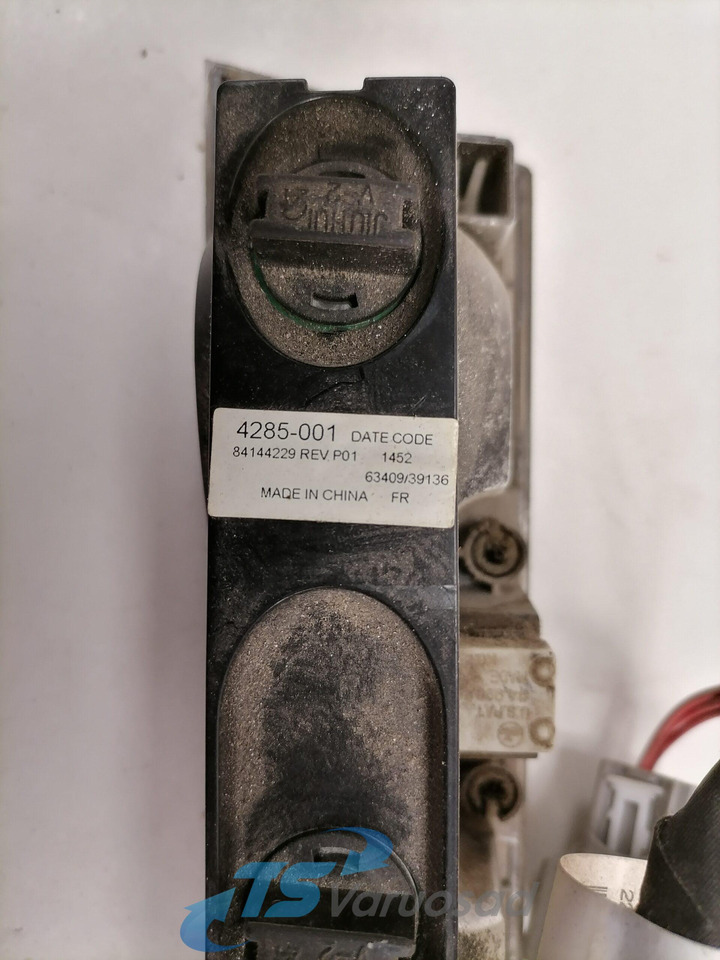 Volvo Salongi valgusti 84144229 - Pjesa universale për Kamioni: foto 3 Volvo Salongi valgusti 84144229 - Pjesa universale për Kamioni: foto 3