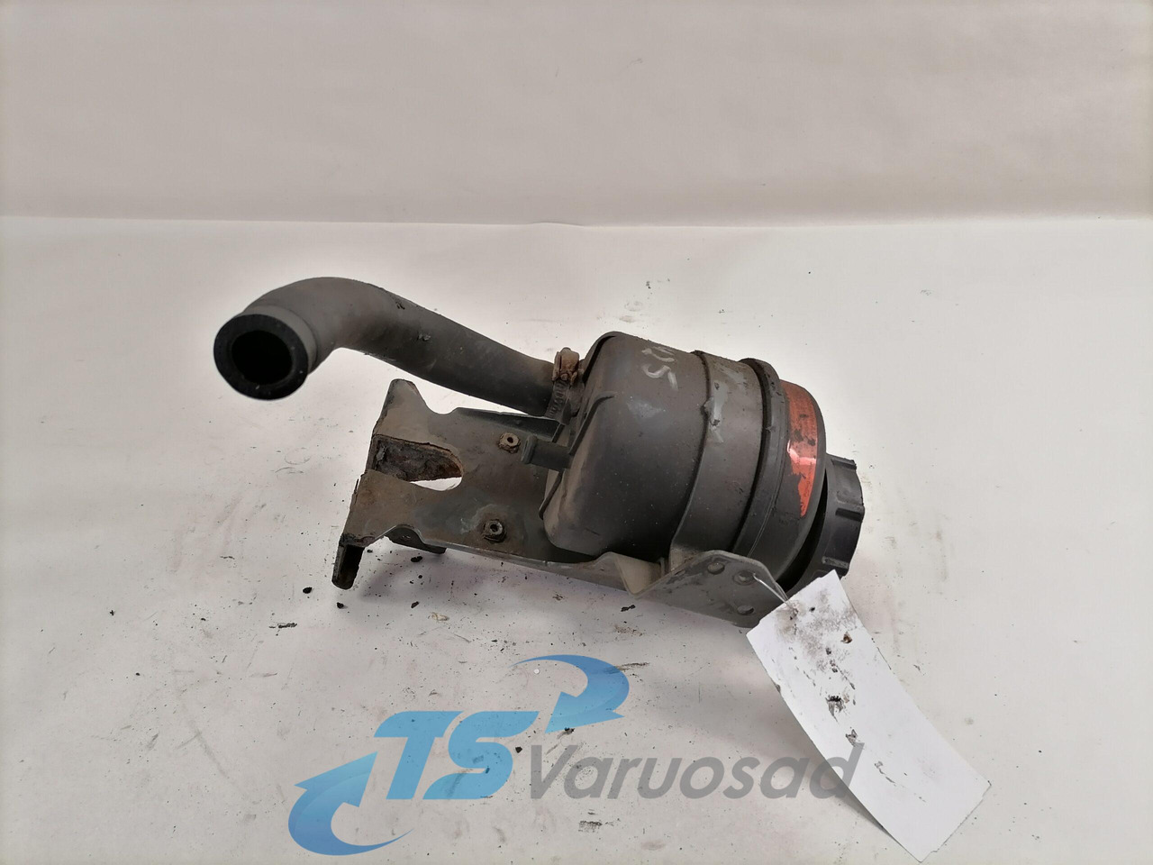 Volvo Steering oil tank+ bracket 1592945 - Tubi i sistemit të drejtimit për Kamioni: foto 1 Volvo Steering oil tank+ bracket 1592945 - Tubi i sistemit të drejtimit për Kamioni: foto 1