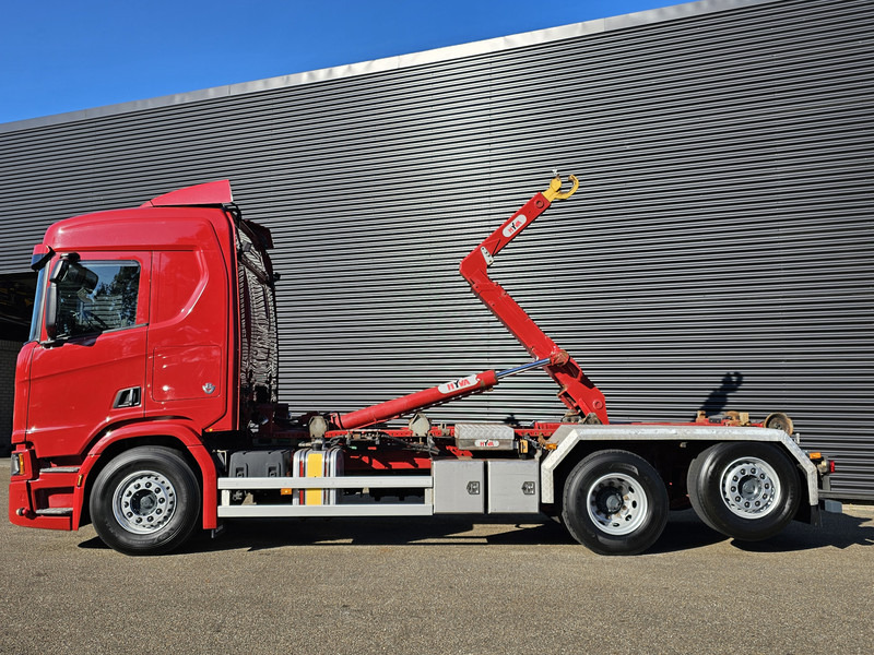 Scania R520 V8 6x2 HOOKLIFT / FULL AIR / RETARDER - Kamion vetëngarkues: foto 4 Scania R520 V8 6x2 HOOKLIFT / FULL AIR / RETARDER - Kamion vetëngarkues: foto 4