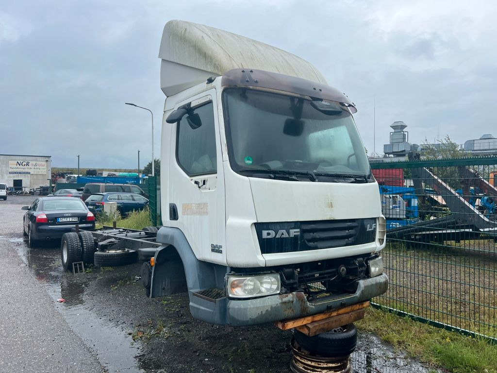 DAF LF 45.220 12 to. for PARTS no engine no gearbox! DAF LF 45.220 12 to. for PARTS no engine no gearbox! - Kamion me tendë: foto 4 DAF LF 45.220 12 to. for PARTS no engine no gearbox! DAF LF 45.220 12 to. for PARTS no engine no gearbox! - Kamion me tendë: foto 4