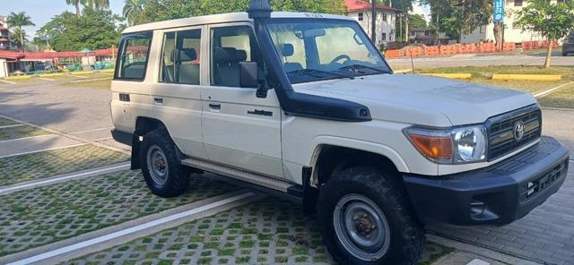 Toyota Land Cruiser 76 - Veturë: foto 4 Toyota Land Cruiser 76 - Veturë: foto 4