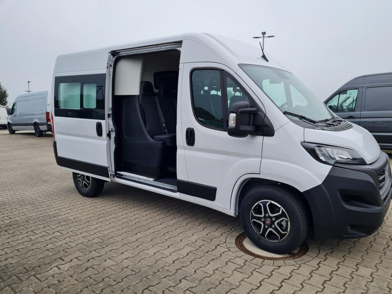 Fiat Ducato 35 Kasten Doka 7-Sitze 2x Schiebetür Maxi - Furgon, Kamioncine dopio kabinë: foto 3 Fiat Ducato 35 Kasten Doka 7-Sitze 2x Schiebetür Maxi - Furgon, Kamioncine dopio kabinë: foto 3