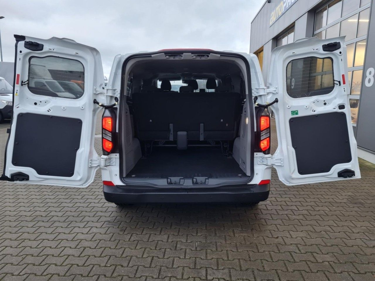 Ford Transit Custom Kombi 320 L2 Trend 9 Sitze KAMERA - Veturë: foto 5 Ford Transit Custom Kombi 320 L2 Trend 9 Sitze KAMERA - Veturë: foto 5