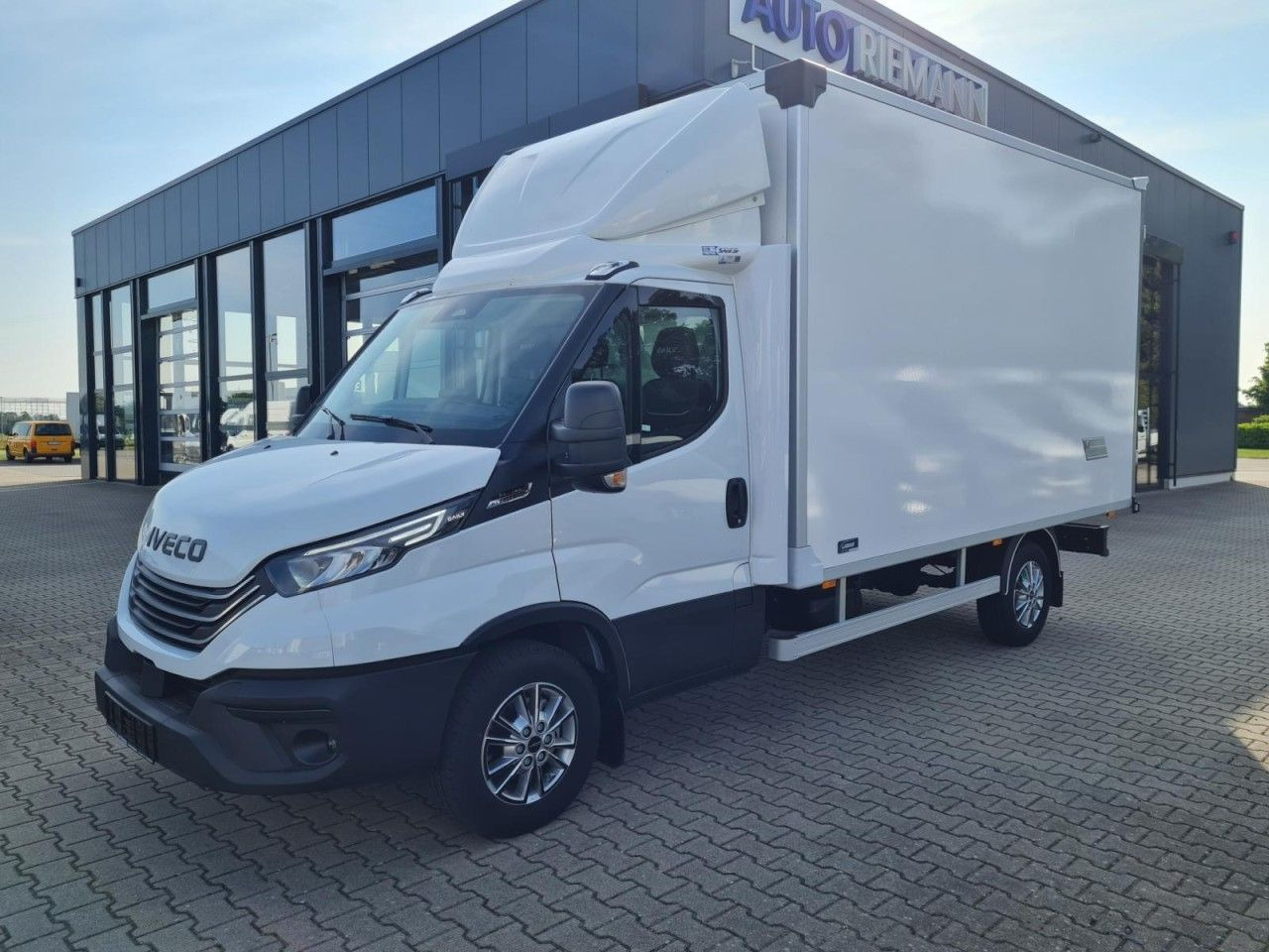 Iveco 35S 18 3.0 Koffer Hi Matic LM KLIMA KAMERA Navig - Kamioncine me kontinier: foto 3 Iveco 35S 18 3.0 Koffer Hi Matic LM KLIMA KAMERA Navig - Kamioncine me kontinier: foto 3