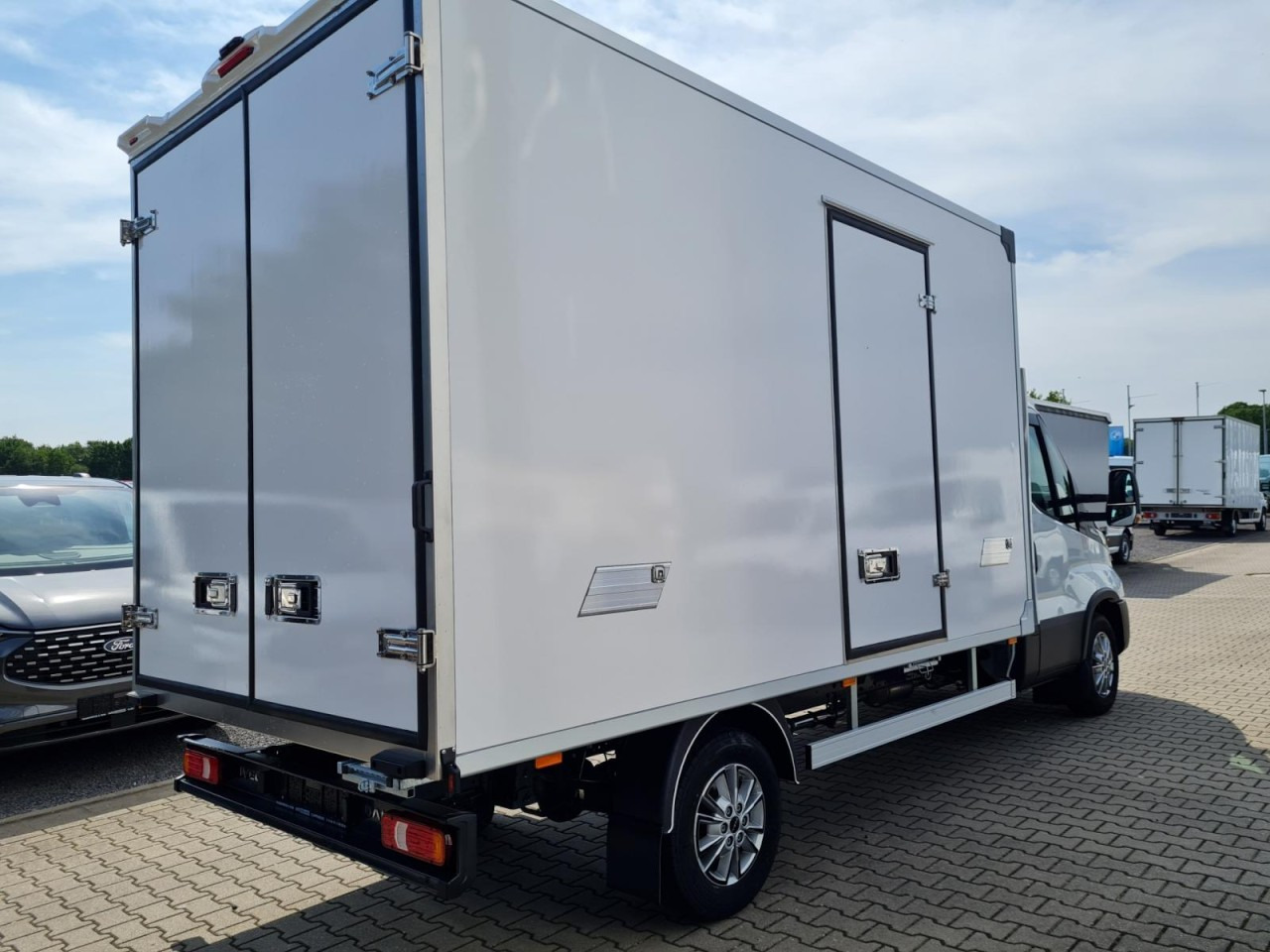 Iveco DAILY 35S18 Koffer Automatik ALU KAMERA NAVI TEMPOMAT - Kamioncine me kontinier: foto 4 Iveco DAILY 35S18 Koffer Automatik ALU KAMERA NAVI TEMPOMAT - Kamioncine me kontinier: foto 4