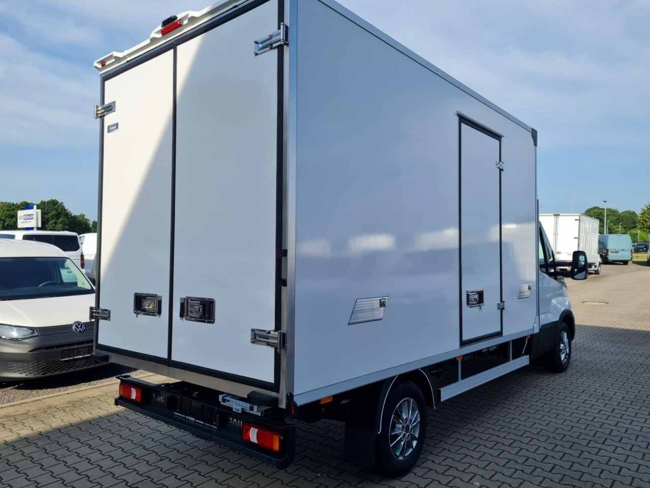 Iveco DAILY 35S18 Koffer Hi MATIC ALU KAMERA NAVI TEMPOMAT - Kamioncine me kontinier: foto 4 Iveco DAILY 35S18 Koffer Hi MATIC ALU KAMERA NAVI TEMPOMAT - Kamioncine me kontinier: foto 4