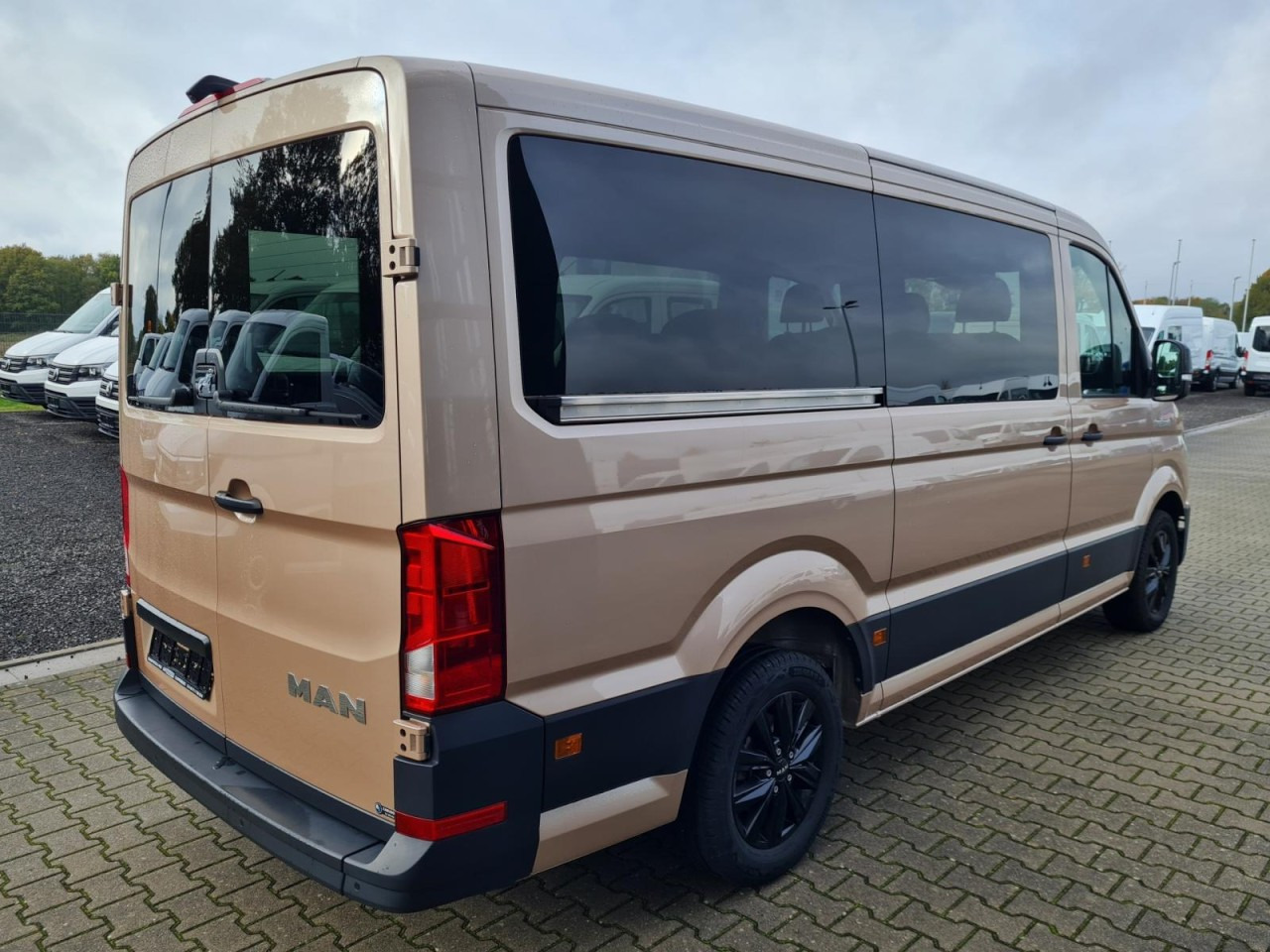 MAN Man TGE 3.180 TDi Kombi 9 Sitze ALU KAMERA LED LEDER Sonderumbau - Minibus, Furgon pasagjerësh: foto 4 MAN Man TGE 3.180 TDi Kombi 9 Sitze ALU KAMERA LED LEDER Sonderumbau - Minibus, Furgon pasagjerësh: foto 4