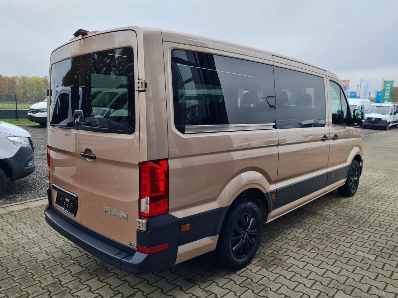 Man TGE 3.180 TDi Kombi 9 Sitze ALU KAMERA LED LEDER Sonderumbau - Minibus, Furgon pasagjerësh: foto 4 Man TGE 3.180 TDi Kombi 9 Sitze ALU KAMERA LED LEDER Sonderumbau - Minibus, Furgon pasagjerësh: foto 4