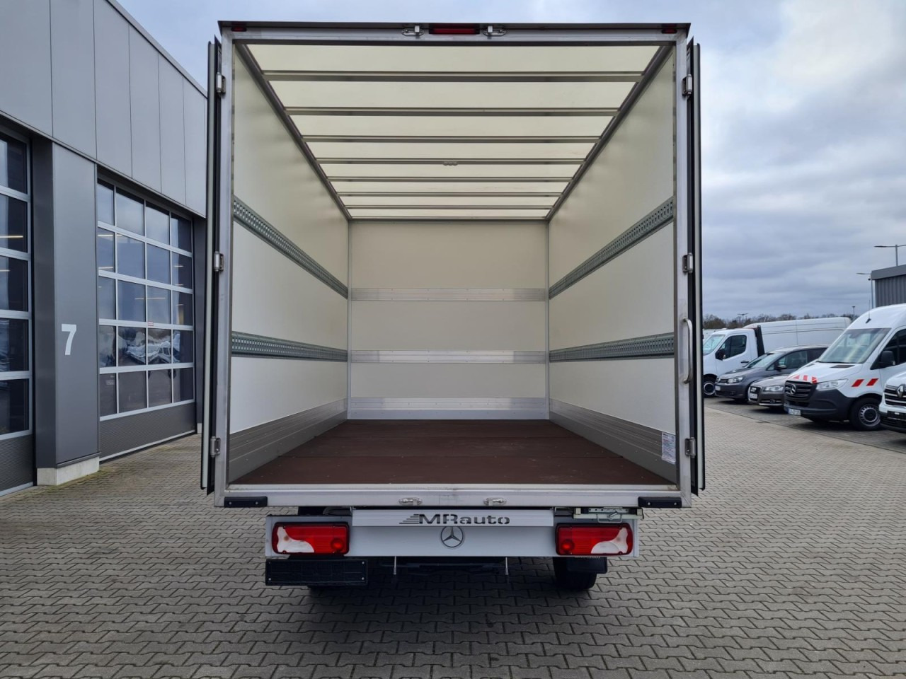 Mercedes-Benz Sprinter 315 Koffer lang MBux KLIMA NAVI TEMPOMAT - Kamioncine me kontinier: foto 5 Mercedes-Benz Sprinter 315 Koffer lang MBux KLIMA NAVI TEMPOMAT - Kamioncine me kontinier: foto 5