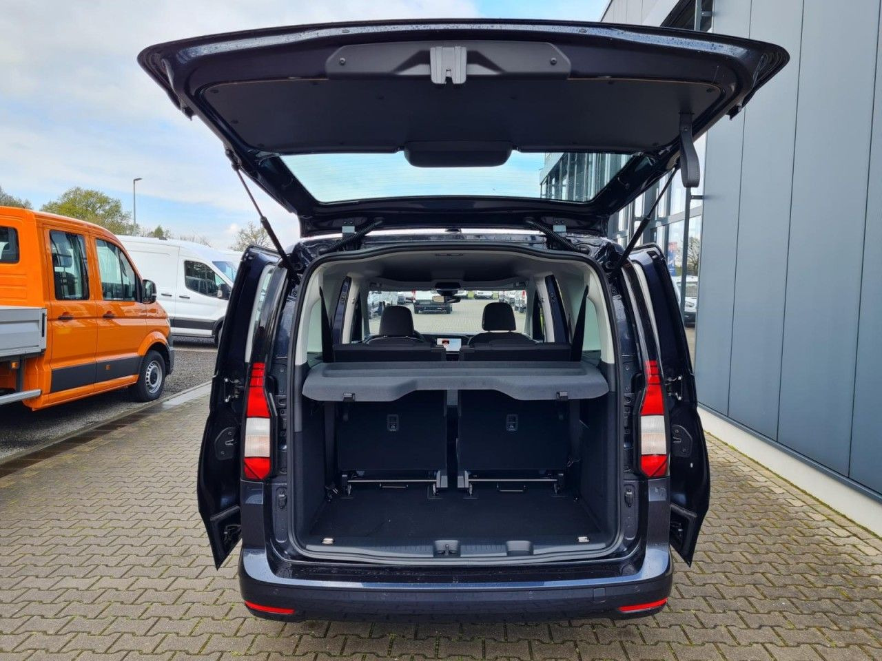 Volkswagen Caddy Maxi Kombi 7-Sitze 1.5 TSI DSG NAVI/APP TE - Veturë: foto 5 Volkswagen Caddy Maxi Kombi 7-Sitze 1.5 TSI DSG NAVI/APP TE - Veturë: foto 5