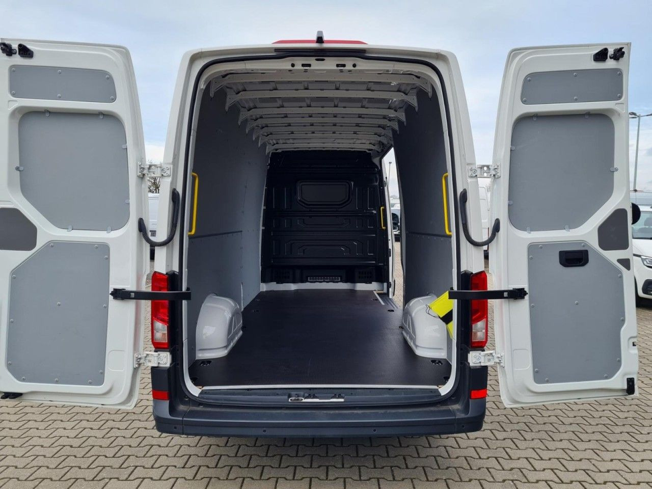 Volkswagen Crafter 35 Kasten lang L4H2 KLIMA NAVI_APP HOLZB - Furgon: foto 5 Volkswagen Crafter 35 Kasten lang L4H2 KLIMA NAVI_APP HOLZB - Furgon: foto 5