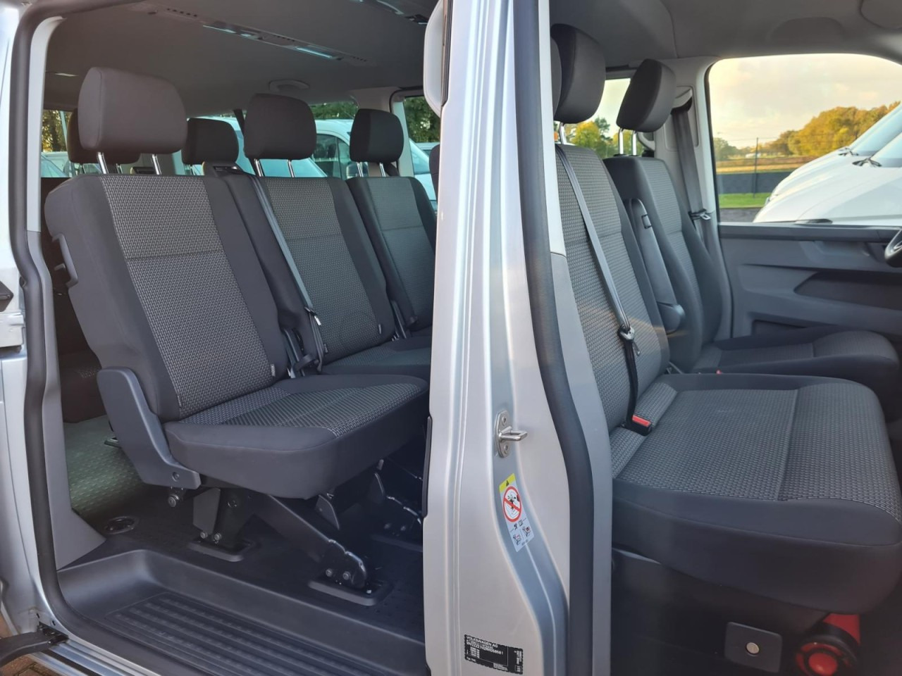 Volkswagen T6.1 Caravelle TDI lang 9 Sitzer 2 Schiebetüren Trendl. - Minibus, Furgon pasagjerësh: foto 4 Volkswagen T6.1 Caravelle TDI lang 9 Sitzer 2 Schiebetüren Trendl. - Minibus, Furgon pasagjerësh: foto 4