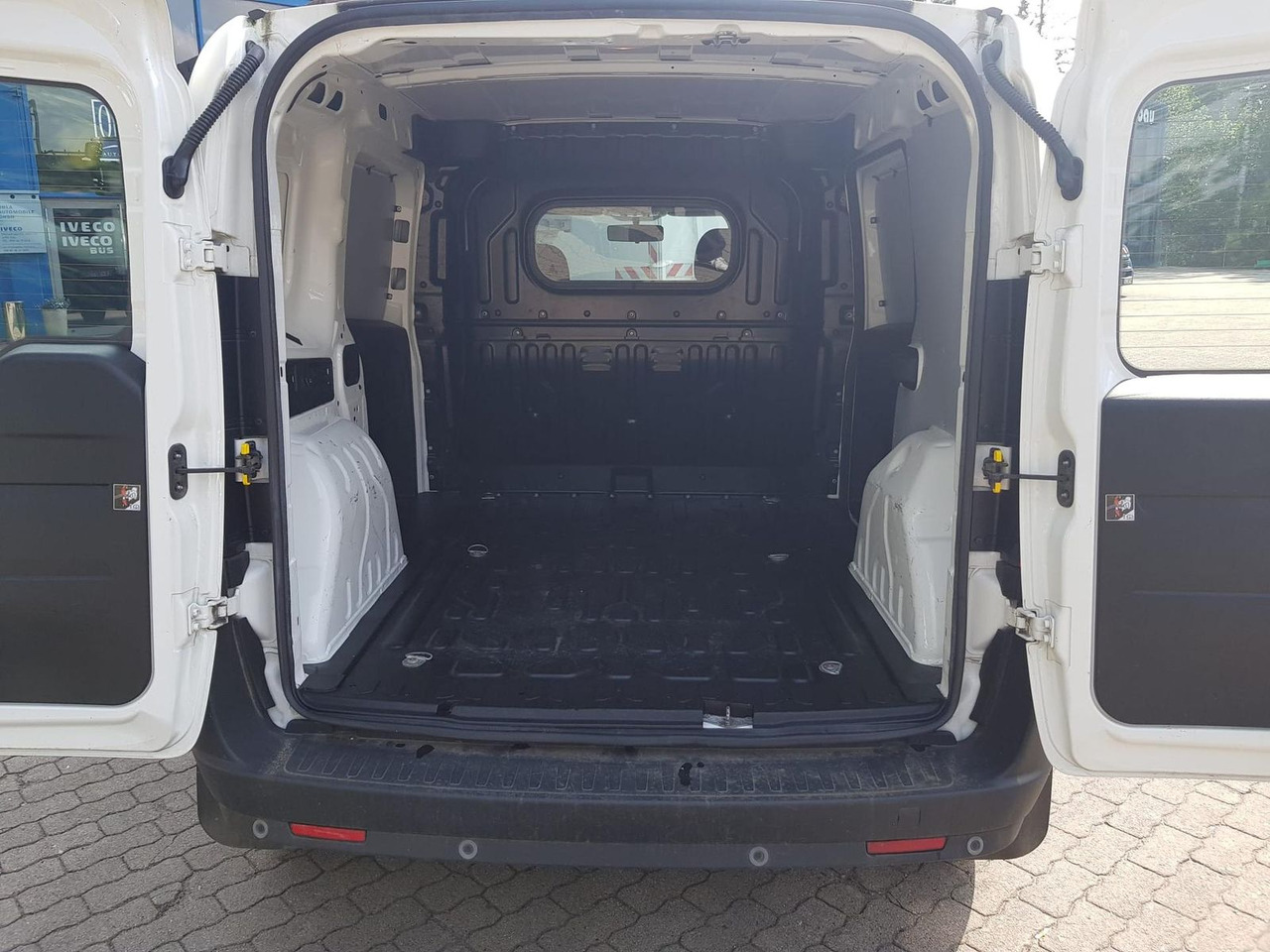 Fiat Doblo Kastenwagen SX 1.3 Klima, Radio mit Nav... - Furgon pasagjerësh: foto 5 Fiat Doblo Kastenwagen SX 1.3 Klima, Radio mit Nav... - Furgon pasagjerësh: foto 5