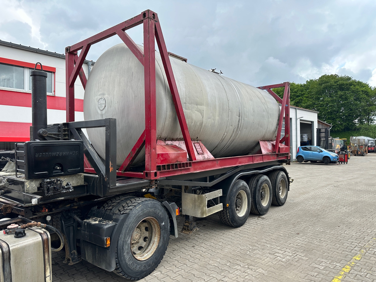 Schmidt CKSA 10/22-20 20 ft Containerkippchassis mit Lebensmitteltank - Gjysmë rimorkio vetëshkarkuese: foto 4 Schmidt CKSA 10/22-20 20 ft Containerkippchassis mit Lebensmitteltank - Gjysmë rimorkio vetëshkarkuese: foto 4