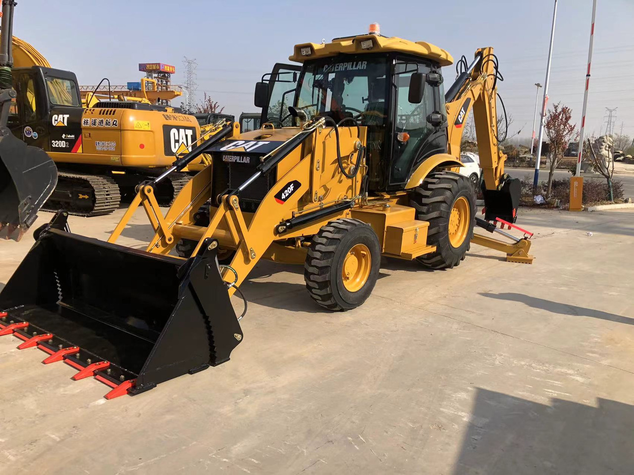 Caterpillar 420F - Fadromë me shkarkim nga prapa: foto 4 Caterpillar 420F - Fadromë me shkarkim nga prapa: foto 4