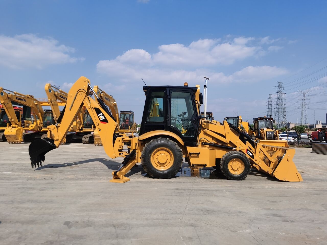 Caterpillar Original UK 420F2 IT - Fadromë me shkarkim nga prapa: foto 1 Caterpillar Original UK 420F2 IT - Fadromë me shkarkim nga prapa: foto 1