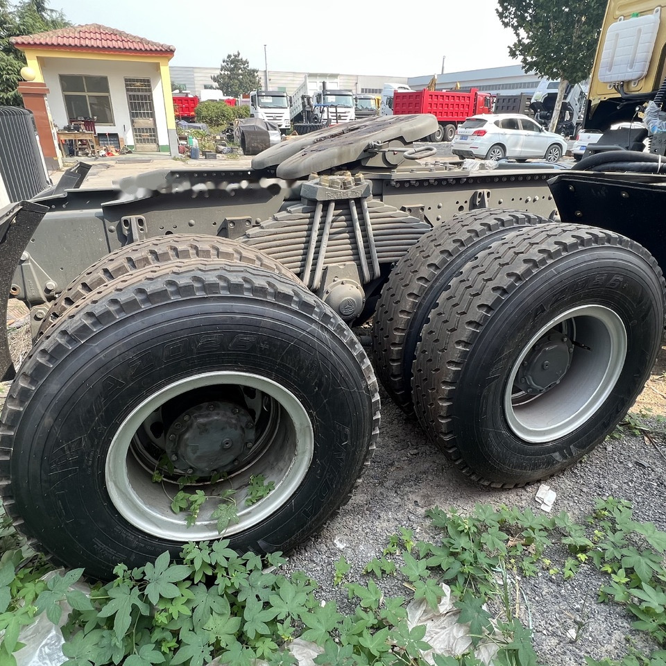 Sinotruk HOWO 420 Tractor - Gjysmë-kamion: foto 4 Sinotruk HOWO 420 Tractor - Gjysmë-kamion: foto 4