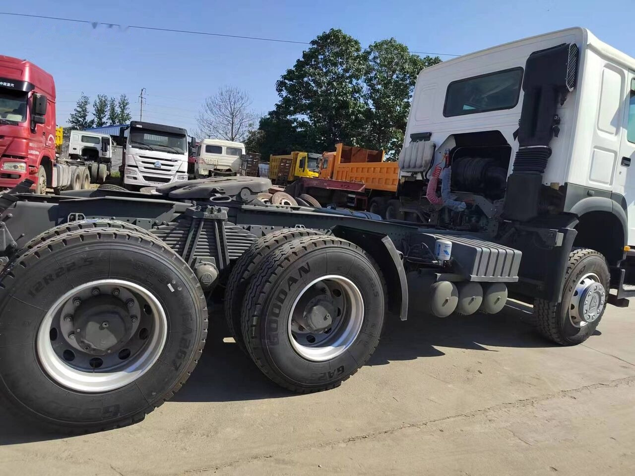 Sinotruk HOWO 420HP Tractor - Gjysmë-kamion: foto 3 Sinotruk HOWO 420HP Tractor - Gjysmë-kamion: foto 3