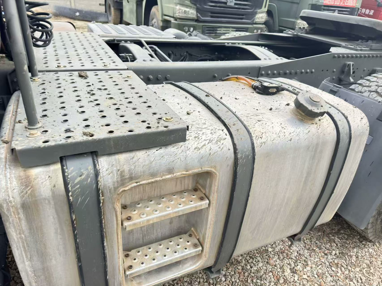 Sinotruk HOWO A7 - Gjysmë-kamion: foto 2 Sinotruk HOWO A7 - Gjysmë-kamion: foto 2