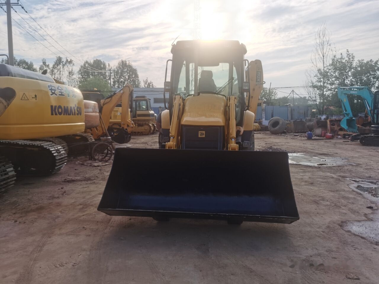 JCB 3CX - Fadromë me shkarkim nga prapa: foto 5 JCB 3CX - Fadromë me shkarkim nga prapa: foto 5
