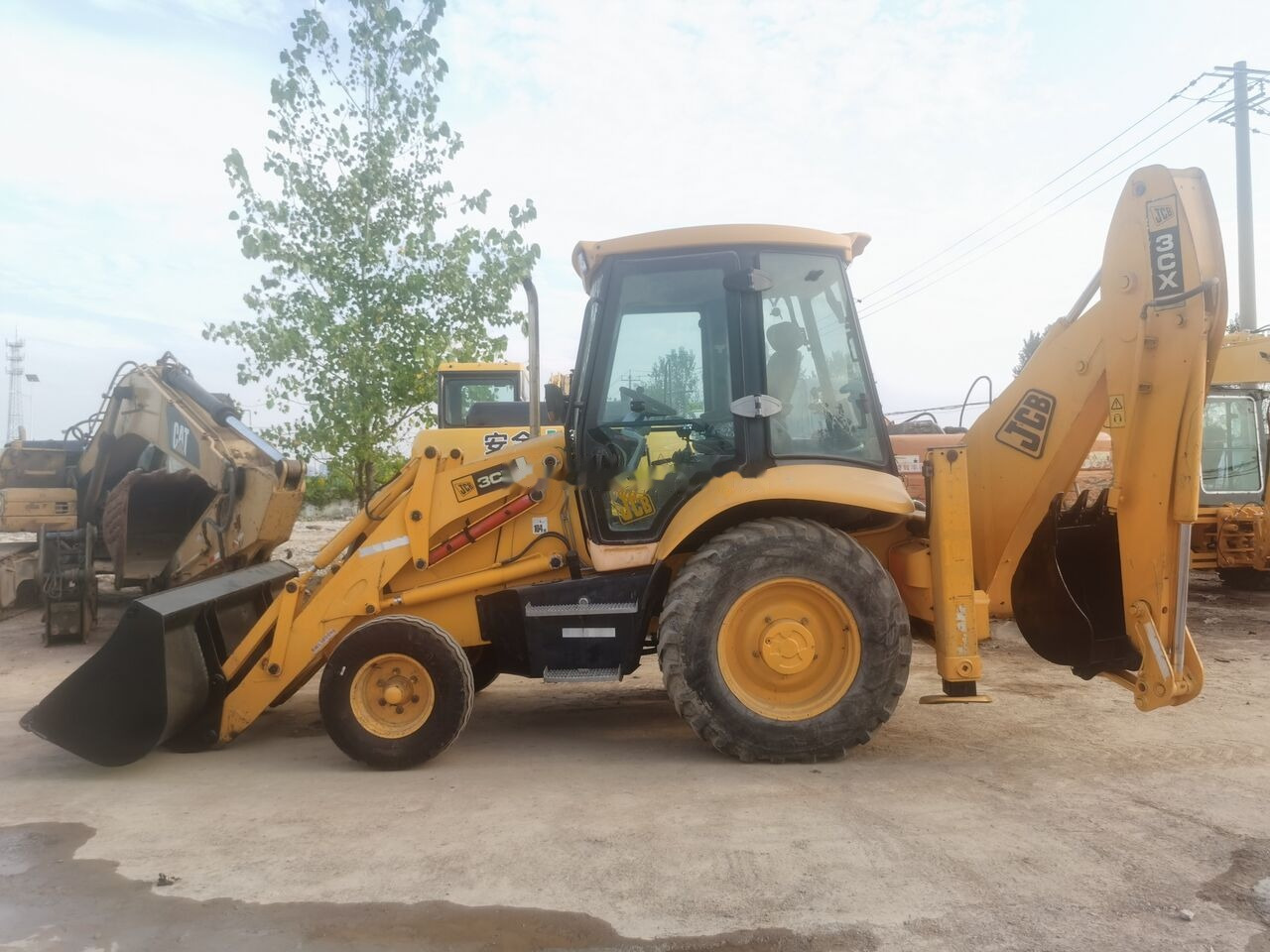 JCB 3CX - Fadromë me shkarkim nga prapa: foto 1 JCB 3CX - Fadromë me shkarkim nga prapa: foto 1
