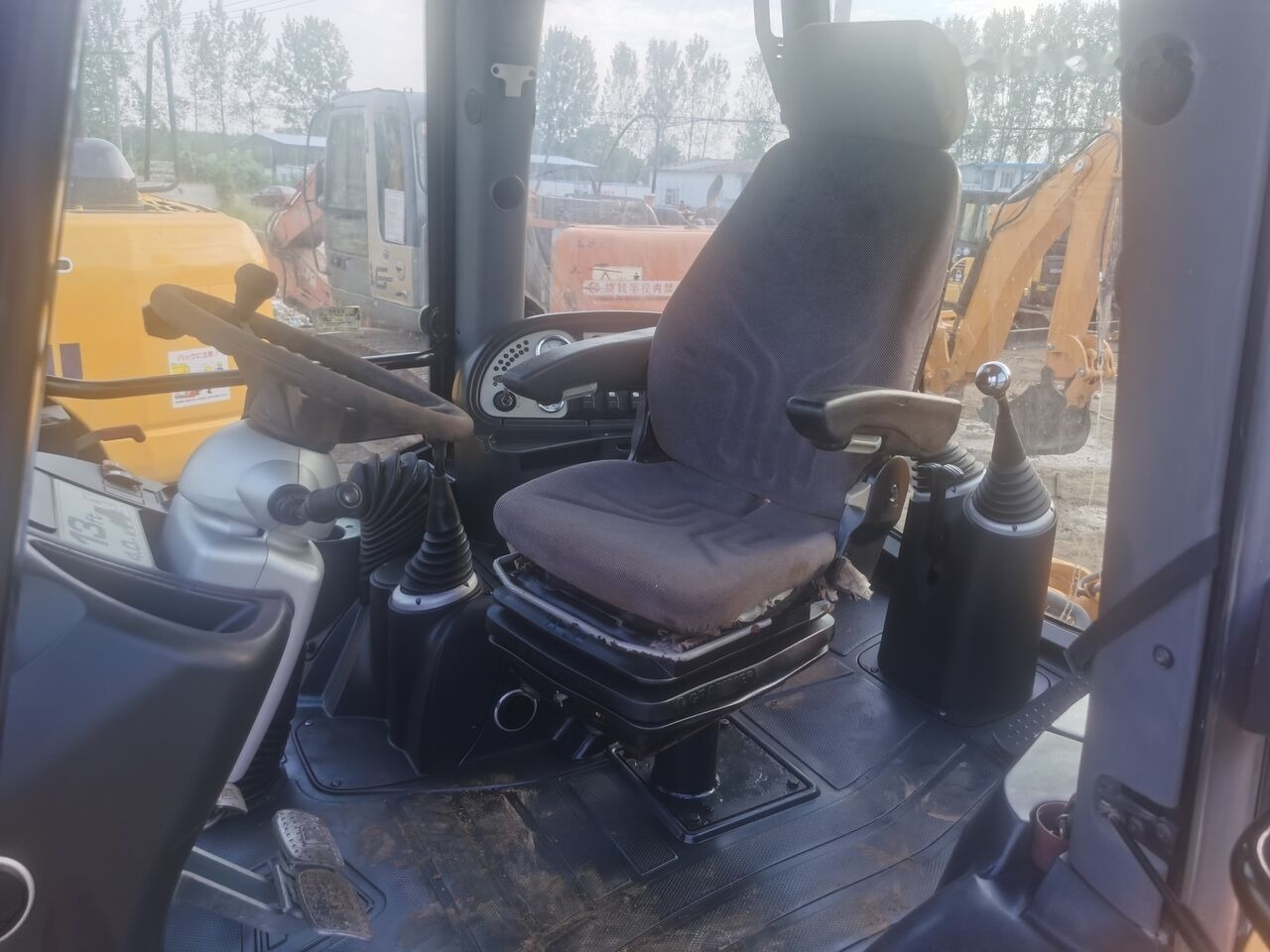 JCB 3CX - Fadromë me shkarkim nga prapa: foto 4 JCB 3CX - Fadromë me shkarkim nga prapa: foto 4