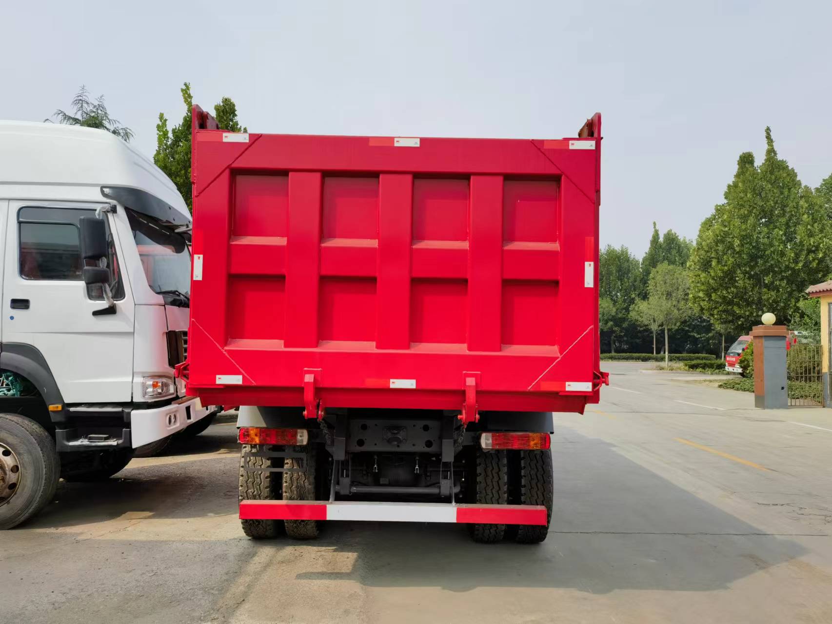 Kamion vetëshkarkues Sinotruk HOWO 371 6*4 Dump truck: foto 7