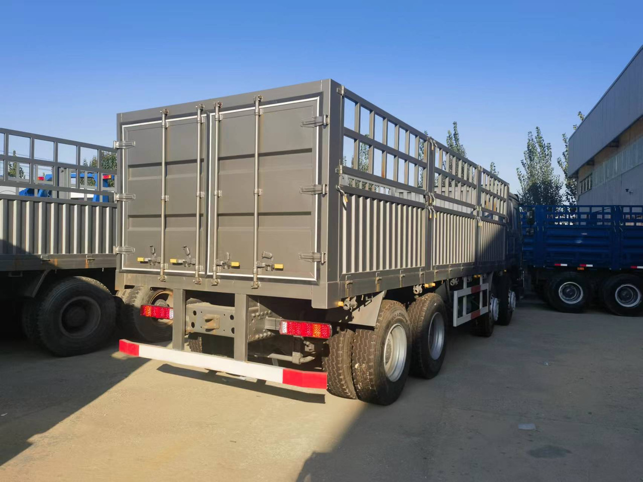 Sinotruk HOWO 371 8*4 Fence truck - Kamion me karroceri të hapur: foto 2 Sinotruk HOWO 371 8*4 Fence truck - Kamion me karroceri të hapur: foto 2