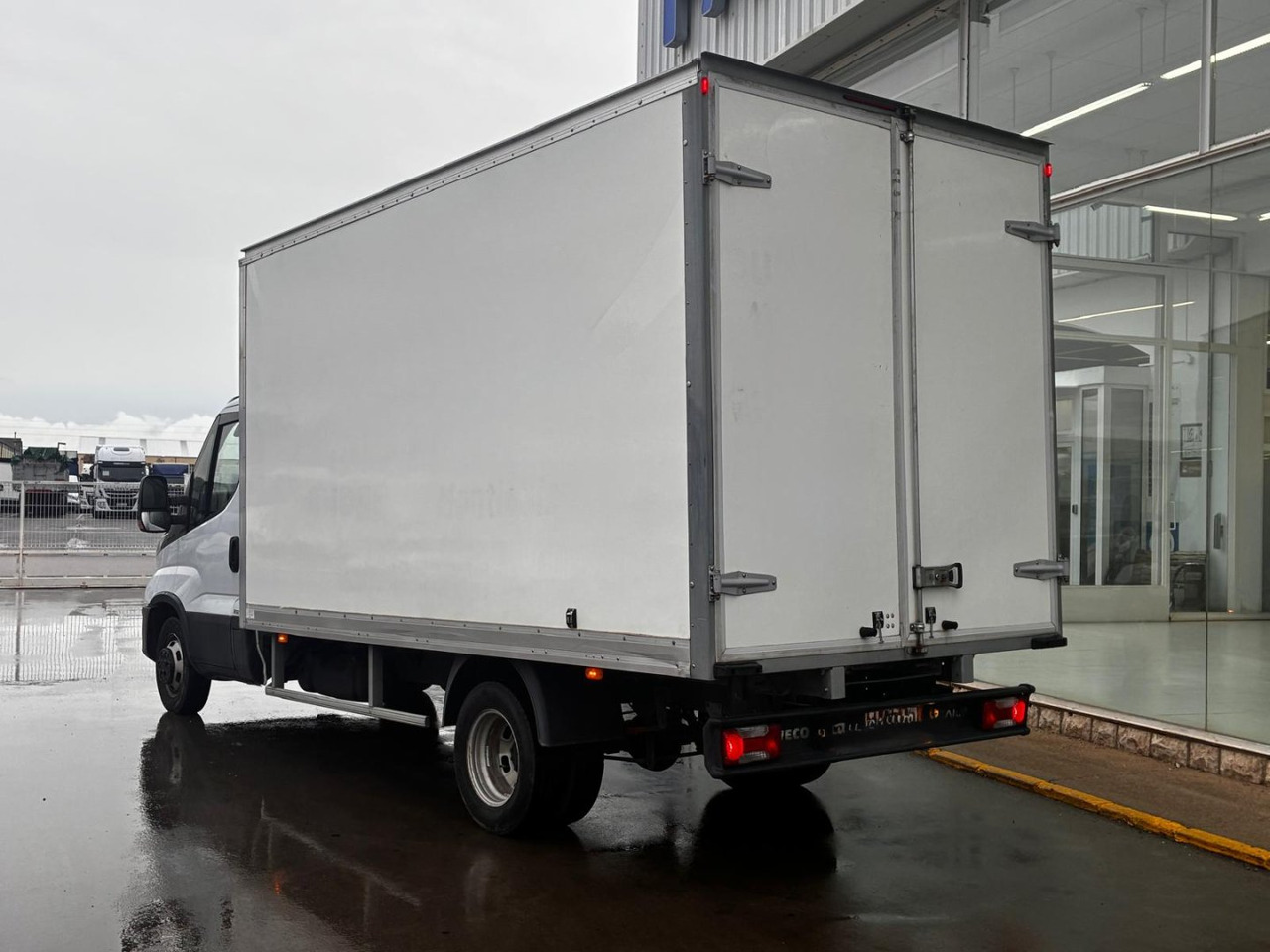 Caja cerrada IVECO 35C16 20m3 con puertas traseras - Kamioncine me kontinier: foto 4 Caja cerrada IVECO 35C16 20m3 con puertas traseras - Kamioncine me kontinier: foto 4