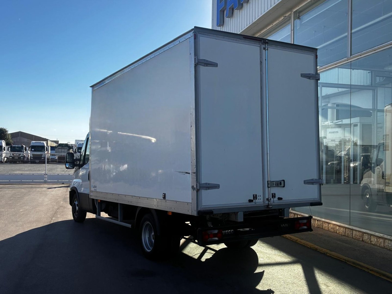 Caja cerrada IVECO 35C16 20m3 con puertas traseras - Kamioncine me kontinier: foto 4 Caja cerrada IVECO 35C16 20m3 con puertas traseras - Kamioncine me kontinier: foto 4