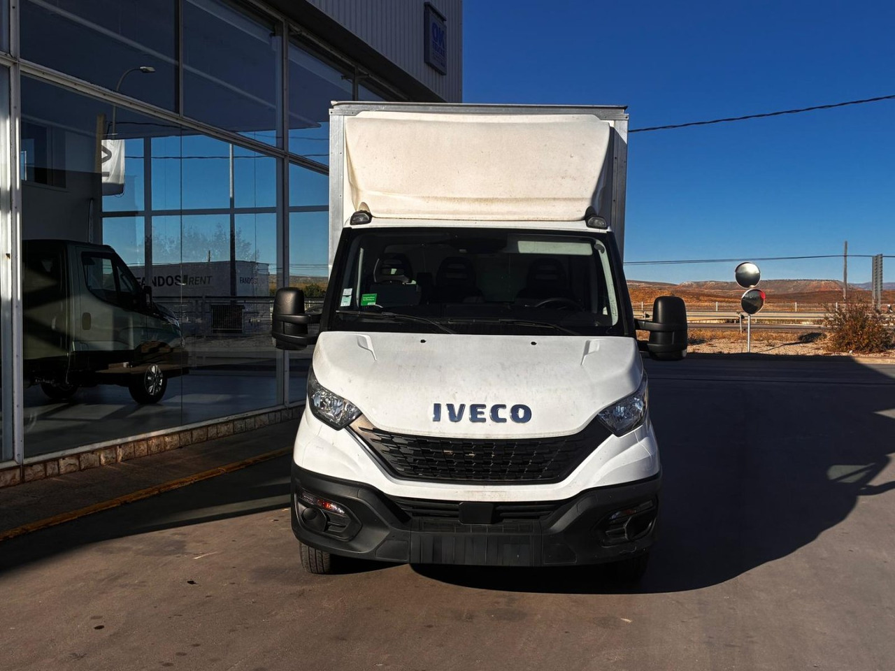 Caja cerrada IVECO 35C16 20m3 con puertas traseras - Kamioncine me kontinier: foto 2 Caja cerrada IVECO 35C16 20m3 con puertas traseras - Kamioncine me kontinier: foto 2