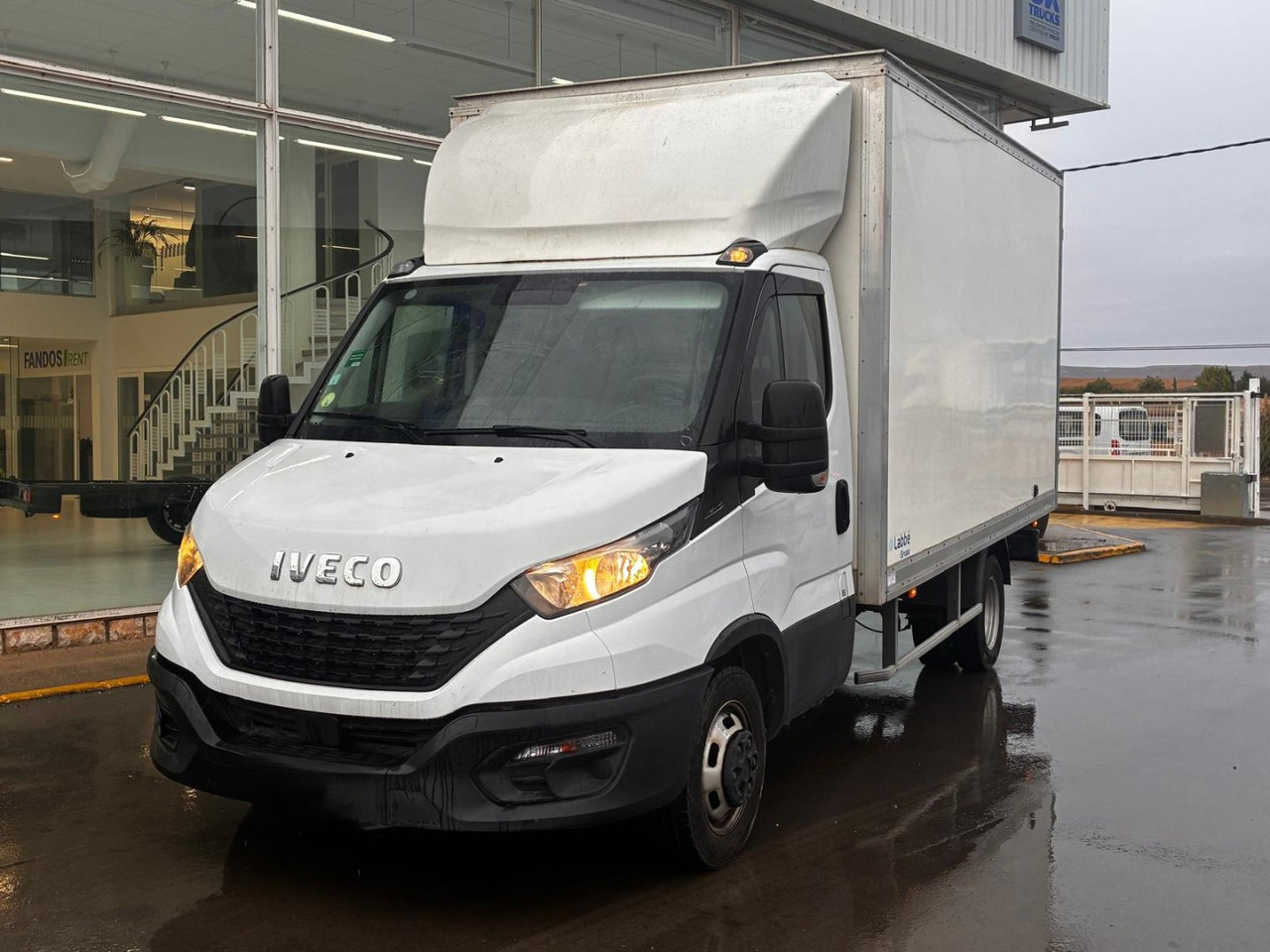Caja cerrada IVECO 35C16 20m3 con puertas traseras - Kamioncine me kontinier: foto 1 Caja cerrada IVECO 35C16 20m3 con puertas traseras - Kamioncine me kontinier: foto 1