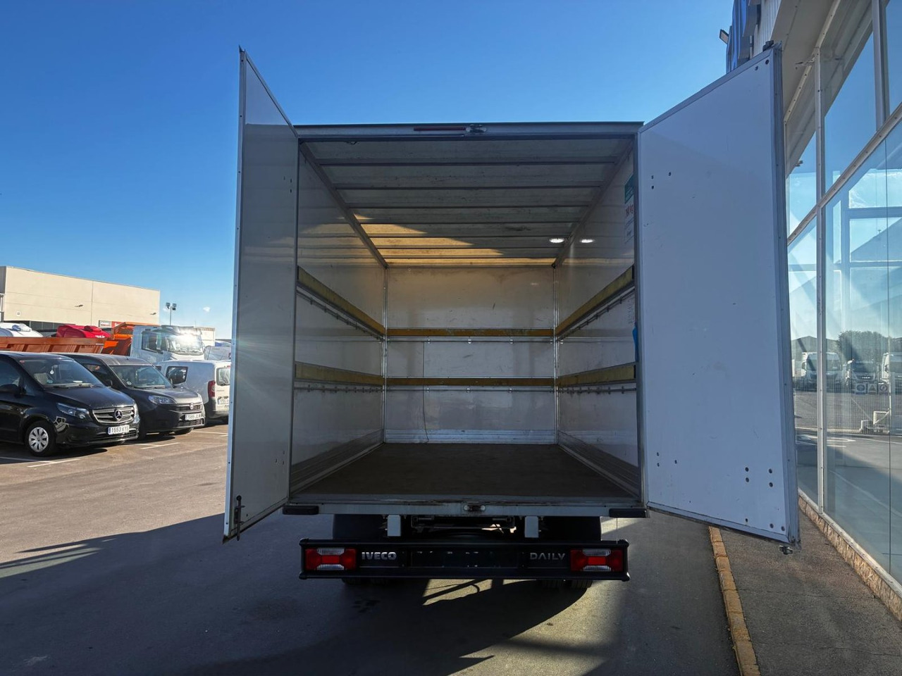 Caja cerrada IVECO 35C16 20m3 con puertas traseras - Kamioncine me kontinier: foto 5 Caja cerrada IVECO 35C16 20m3 con puertas traseras - Kamioncine me kontinier: foto 5